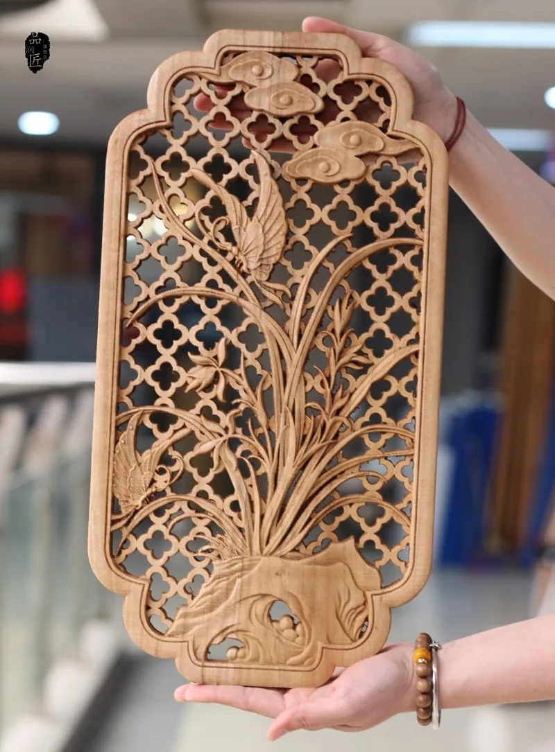 中国の古典的な中空の木材の彫刻工芸品、背景の壁、家の装飾、高さ35cm