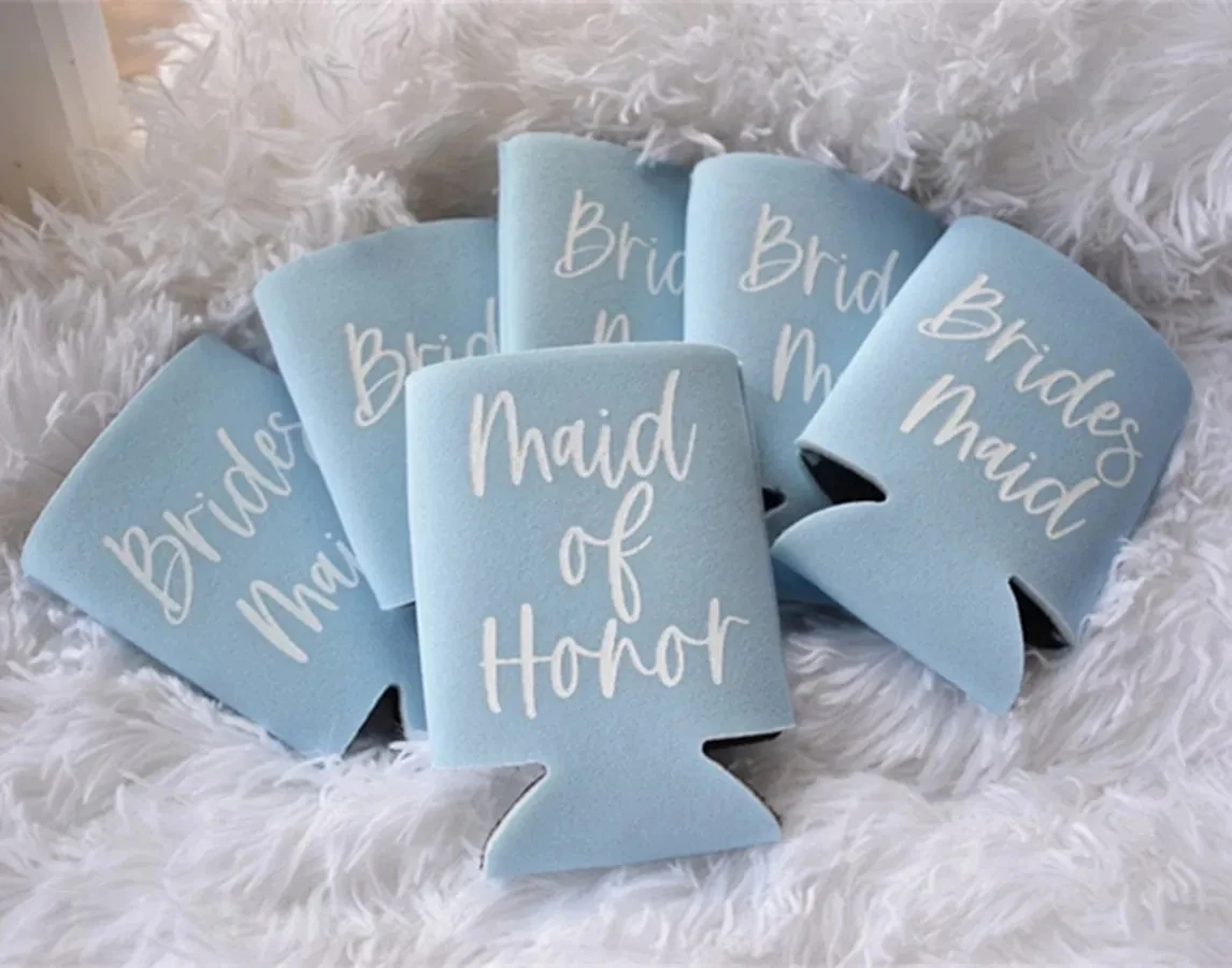 

Предложение Dusty Blue Bridesmaid Cooler, Bridesmaid, Maid или Matron of Honor Beer Hugger, Bridal Party Stubby Holder, Wedding