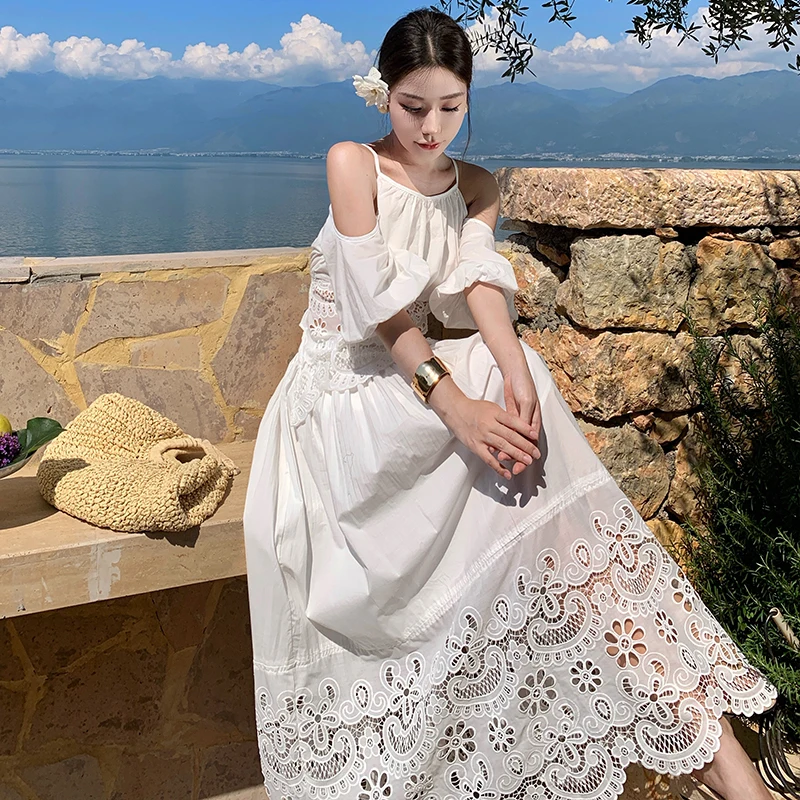 

Потрясающий белый кружевной комплект: нежный топ с открытыми плечами и ажурным цветочным узором, юбка макси с высокой талией и оборками. Красивый комплект.