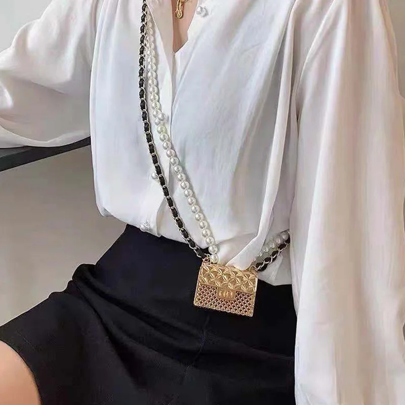 Riñonera con cadena de perlas para mujer, bolso de Metal de lujo con rombos huecos para auriculares, decoración colgante para el cuello, vestido