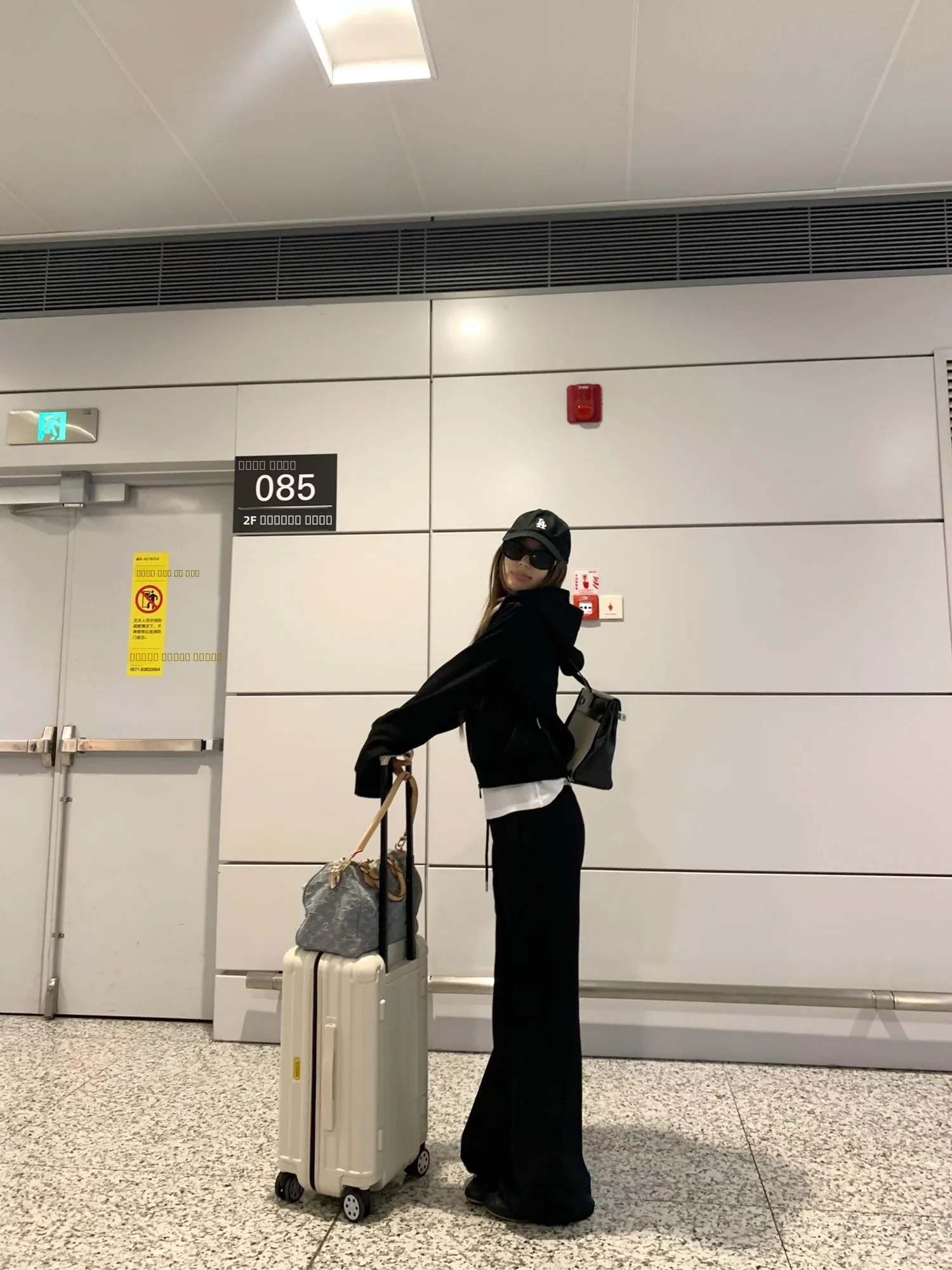 

Удобный хлопковый комплект из худи и расклешенных брюк для женщин от Little Lady Britney: осенний повседневный наряд, комплект из двух предметов