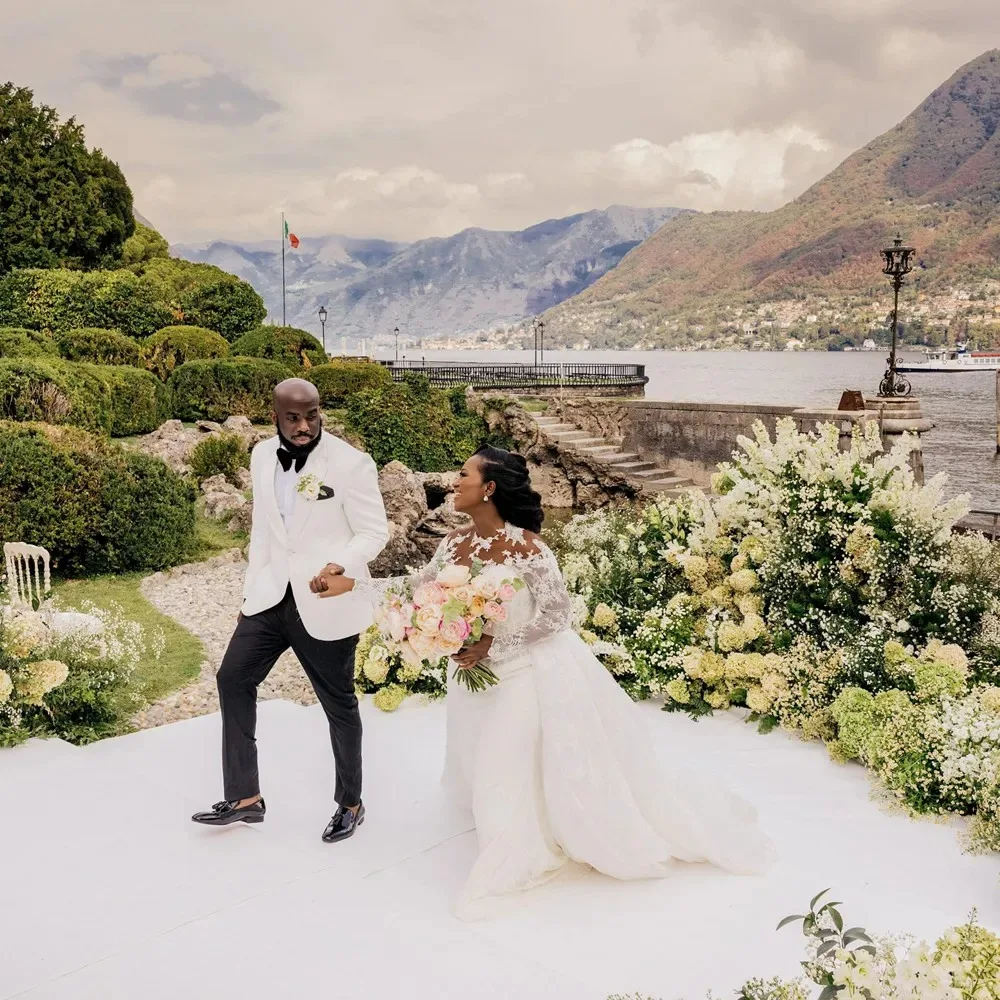 Customized O-Neck Lace Appliques Wedding Dress with Detachable Train Robe De Mariée African Outside Vintage  Bridal Gown