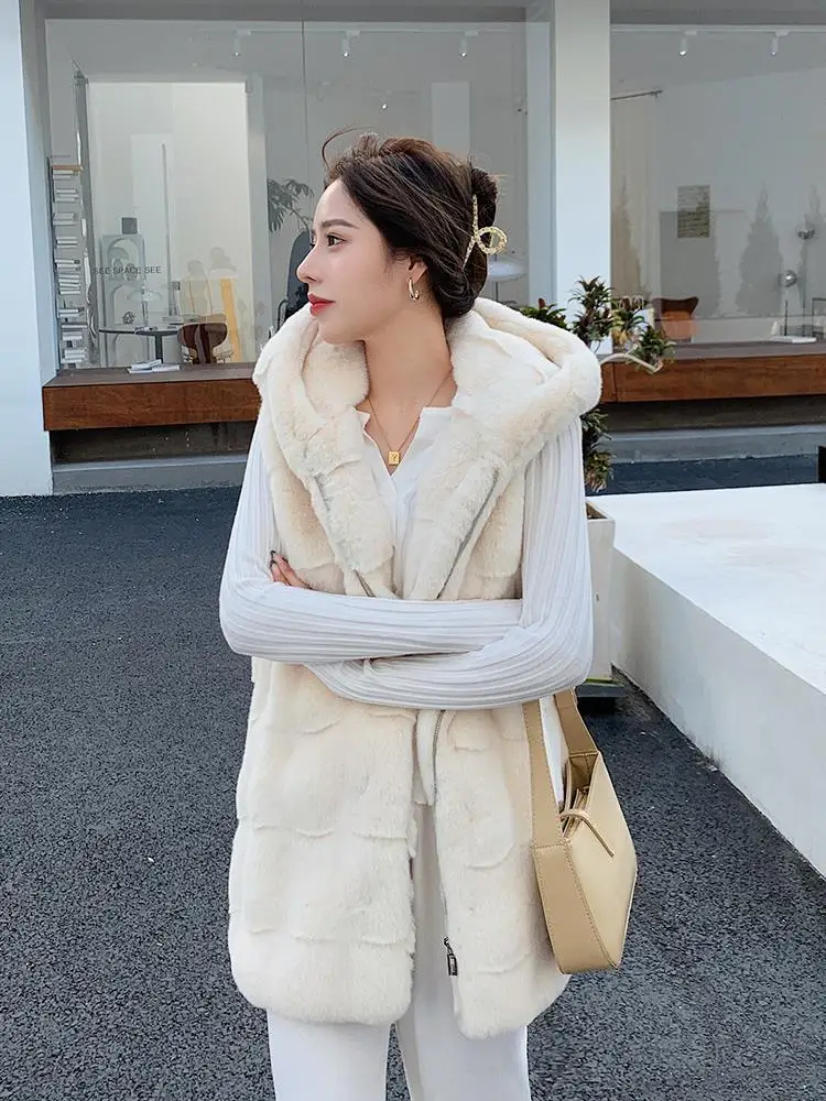 

Lamb Wool Vest Female Winter 2023 New Imitation Danish Mink Grass Hooded Vest Lamb Wool Coat.