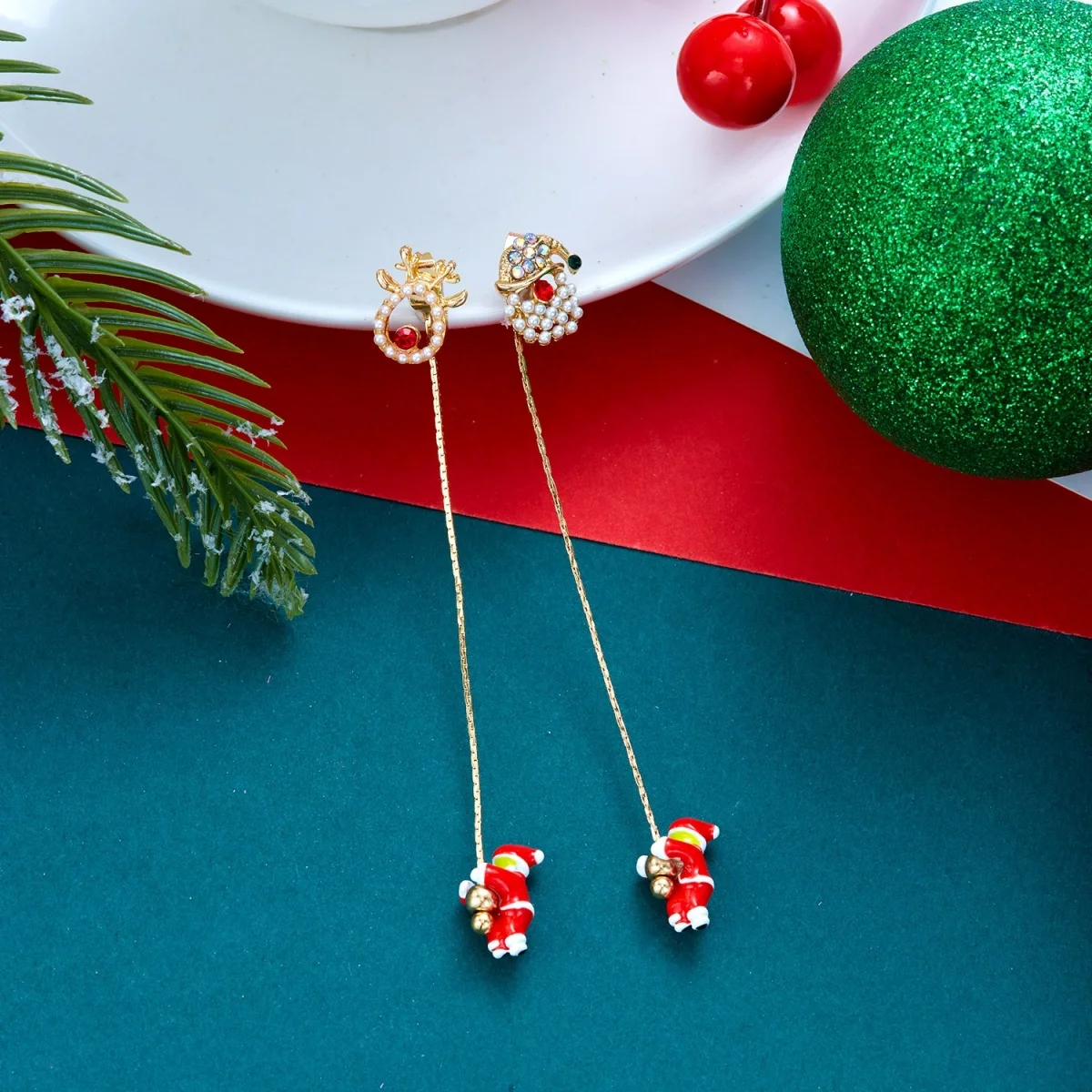 Weihnachts-Kletter-Set: Weihnachtsmann-Mütze, Handschuhe, Quasten-Ohrringe für Damen, asymmetrische Weihnachtsbaum- und Schneemann-Ohrringe, Schmuck. – Detail 36