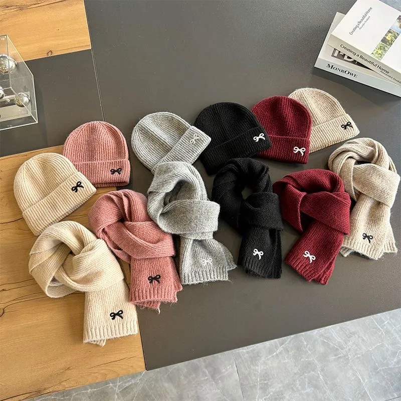 Детская шапка шарф комплект из двух предметов Новинка красная Детская шерстяная тонкая вязаная шапка с вышивкой и бантом для детей среднего возраста