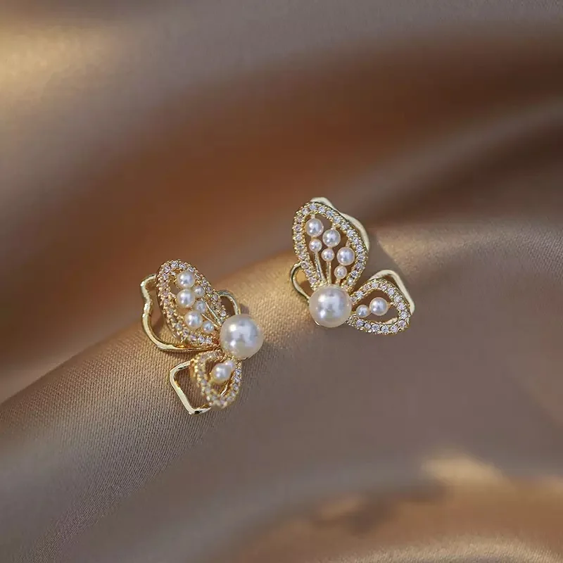 2024 New Personality Fashion Butterfly Golden Earrings Women Temperament Imitation Pearl Inlaid Rhinestones Shiny Earrings