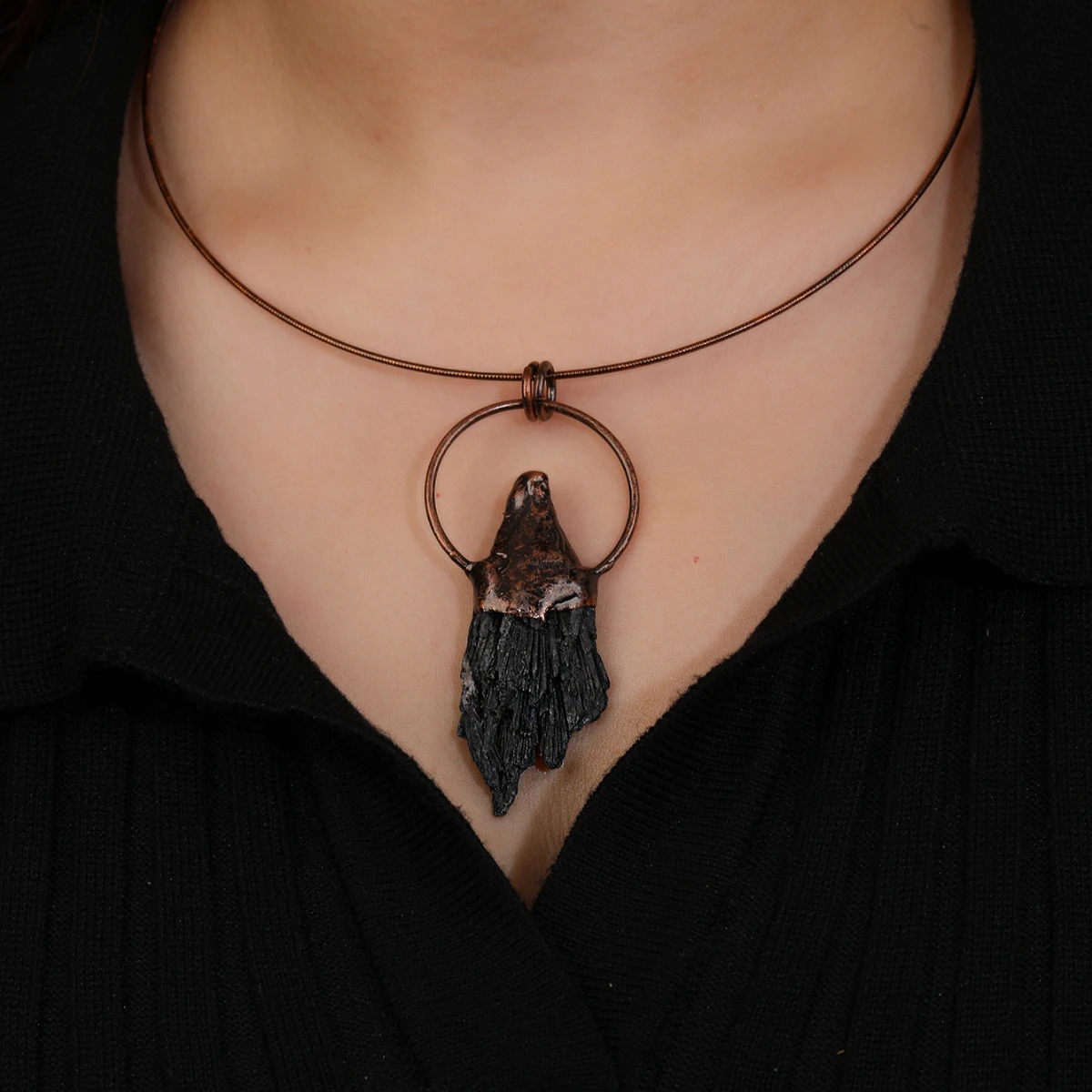 

YEEVAA Natural Black Tourmaline Pendant Collar Choker Indeterminate Eagle's Tail Stone Prom Party Punk Hip Hop