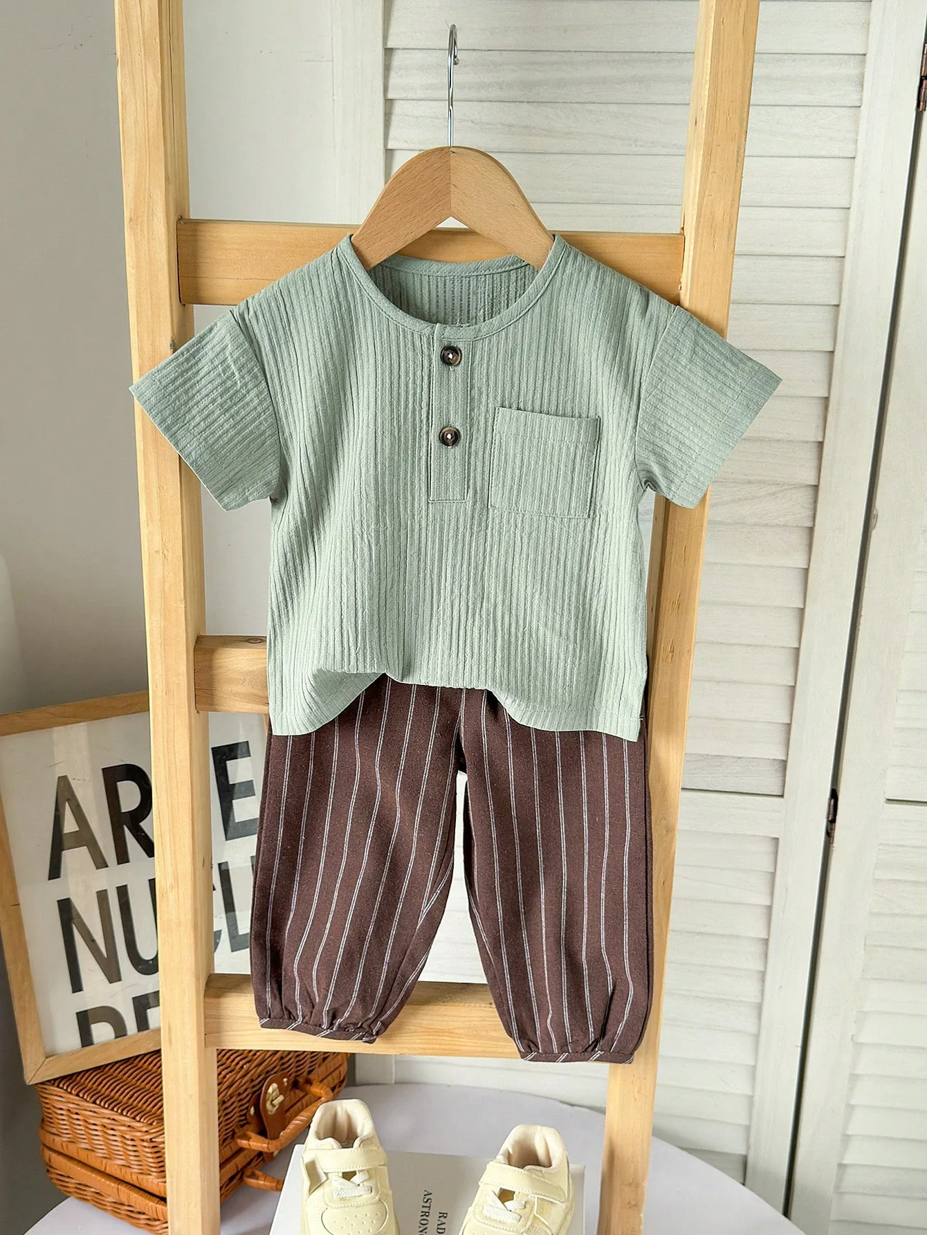 

Летняя одежда для маленьких мальчиков 0-3 лет, удобный однотонный топ на пуговицах + полосатые брюки, комплект из 2 предметов, летний повседневный костюм для маленьких мальчиков