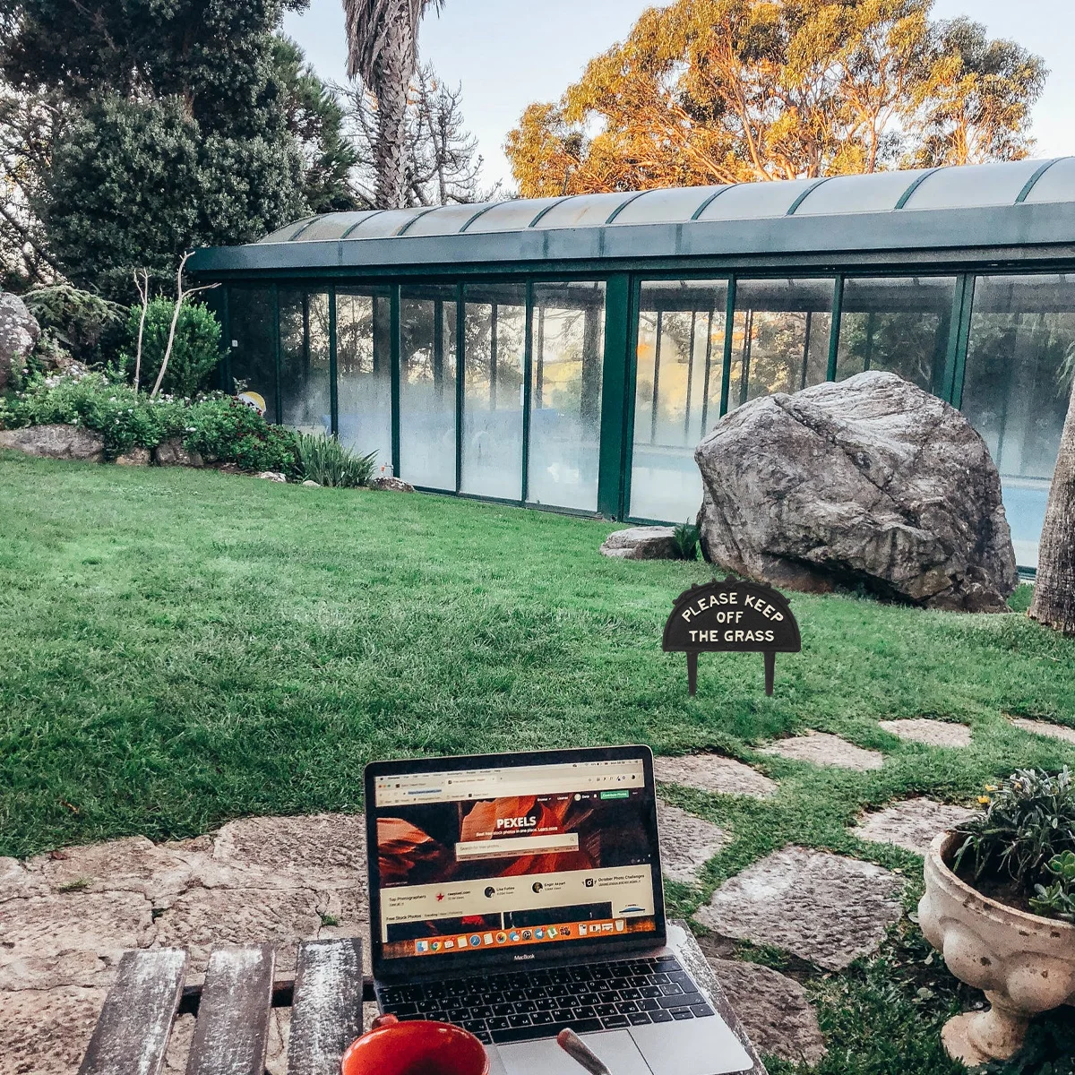 

Garden Decoration Lawn Sign Grass Warning Sign Durable Iron Easy Install Large Clear Letters (Black) Garden Decoration