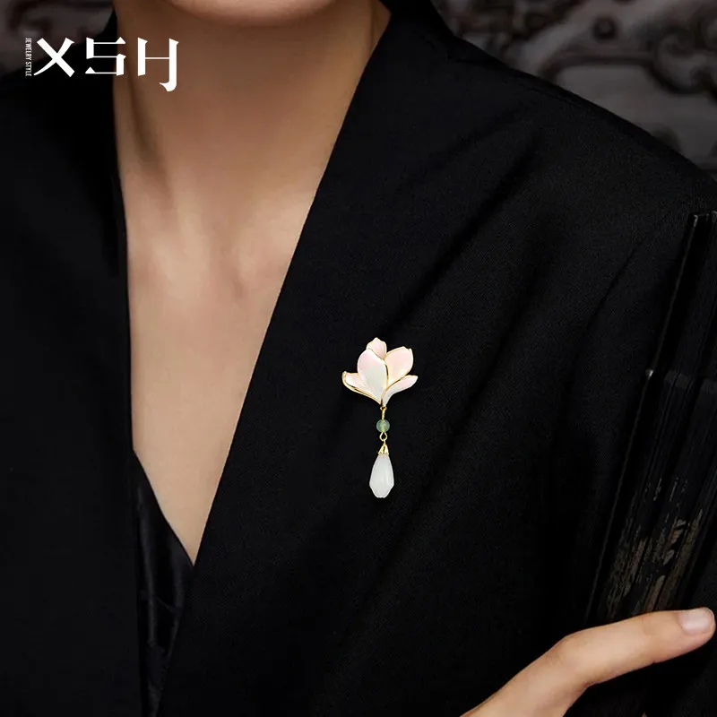Exquisite Chinese Style Magnolia Flower Brooch For Women Traditional Hanfu Cheongsam Suit Accessory Elegant Enamel Gold Trim Pin