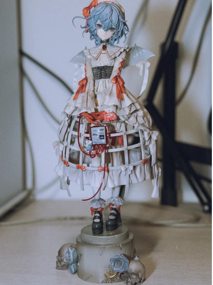 touhou-project-remilia-scarlet-version-infirmiere-figurine-gothique-d'anime-en-pvc-realisee-par-un-fan-avec-sac-a-sang-et-base-decorative-en-forme-de-crane-objet-de-collection