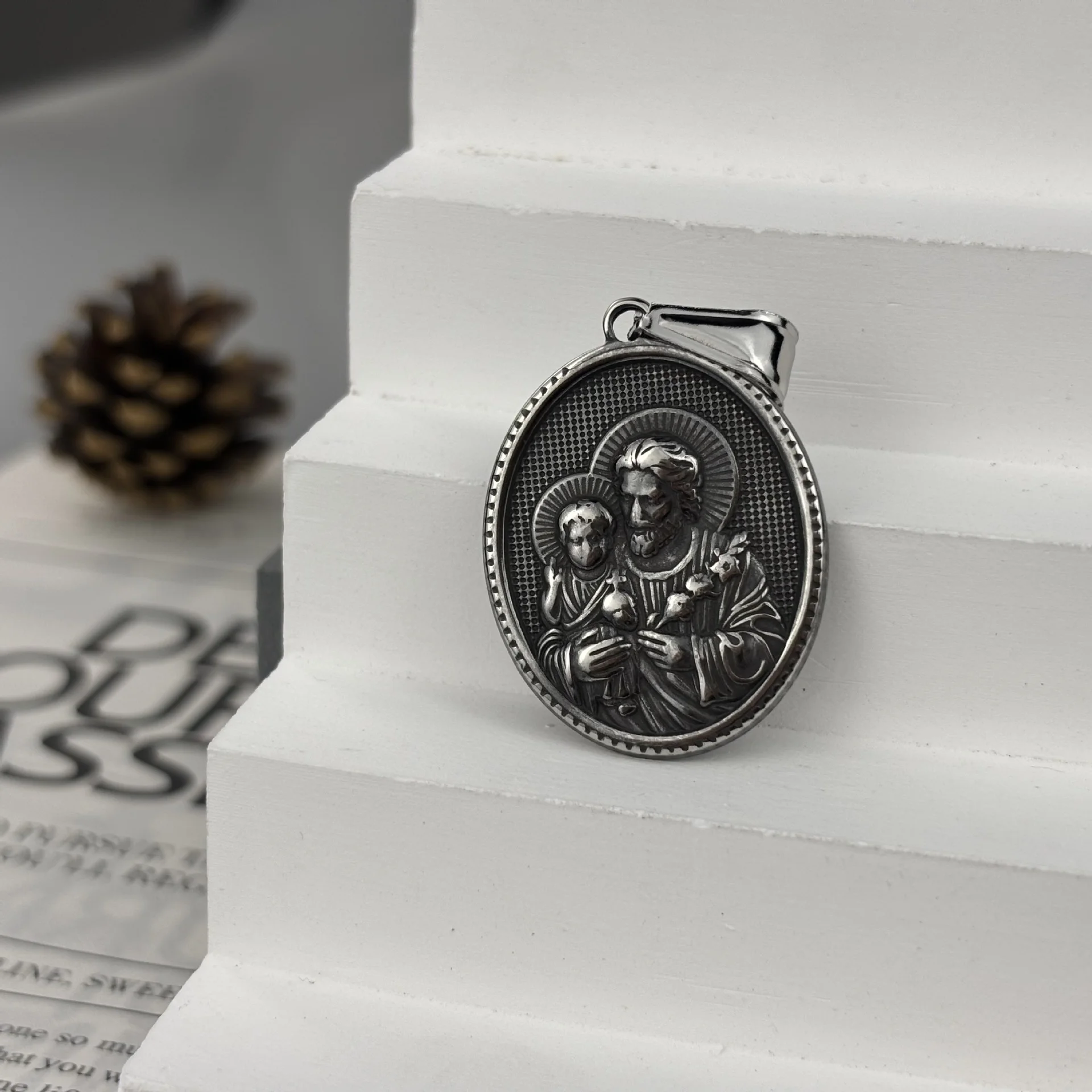 316L Stainless Steel Oval Saint Joseph Pendant Necklace 18K Gold Plated Embossed Religious Medallion Amulet Jewelry for Men Wome