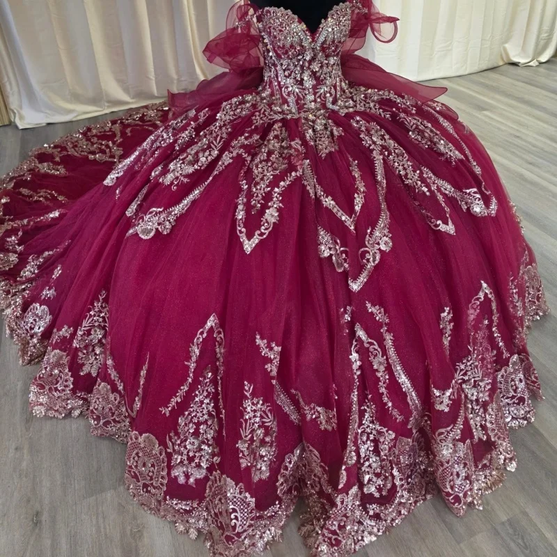 

Красное платье для квинсеаньеры с открытыми плечами, кристаллами, серебристым блеском, кружевными вставками, длинным шлейфом и бантом, на заказ