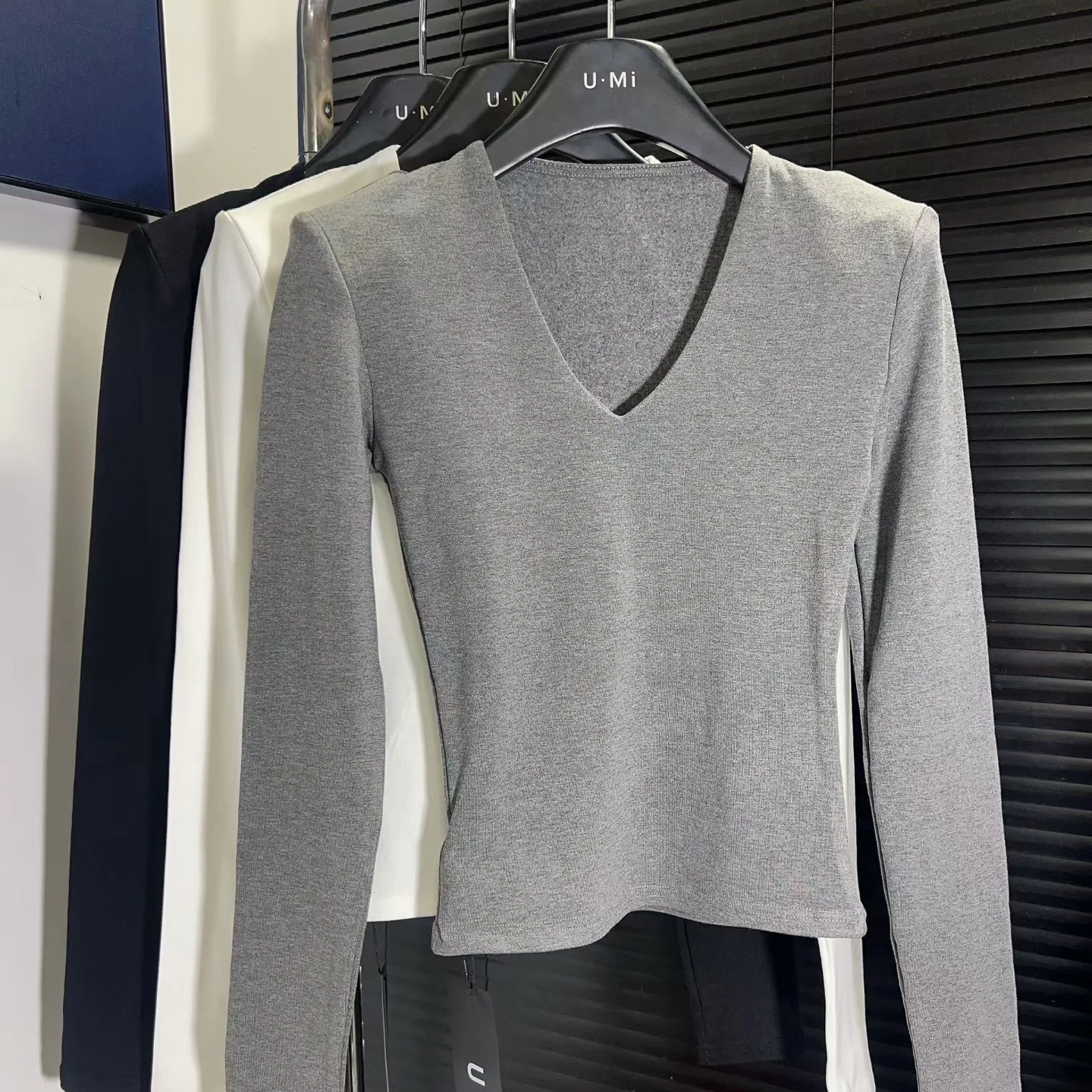 2025年冬 スリムフィット ロングスリーブ VネックTシャツ レディース フローティングショルダーパッド付きTシャツ 通勤用 暖かい 秋冬