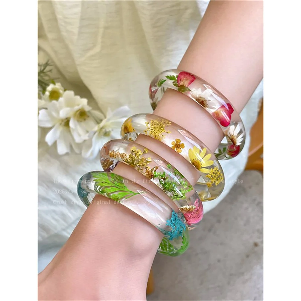Cool Summer Fashion Sweet Design Sense Dopamine Colored Dried Flower Resin Bangle Bracelet for Leisure Travel Acrylic Bracelet