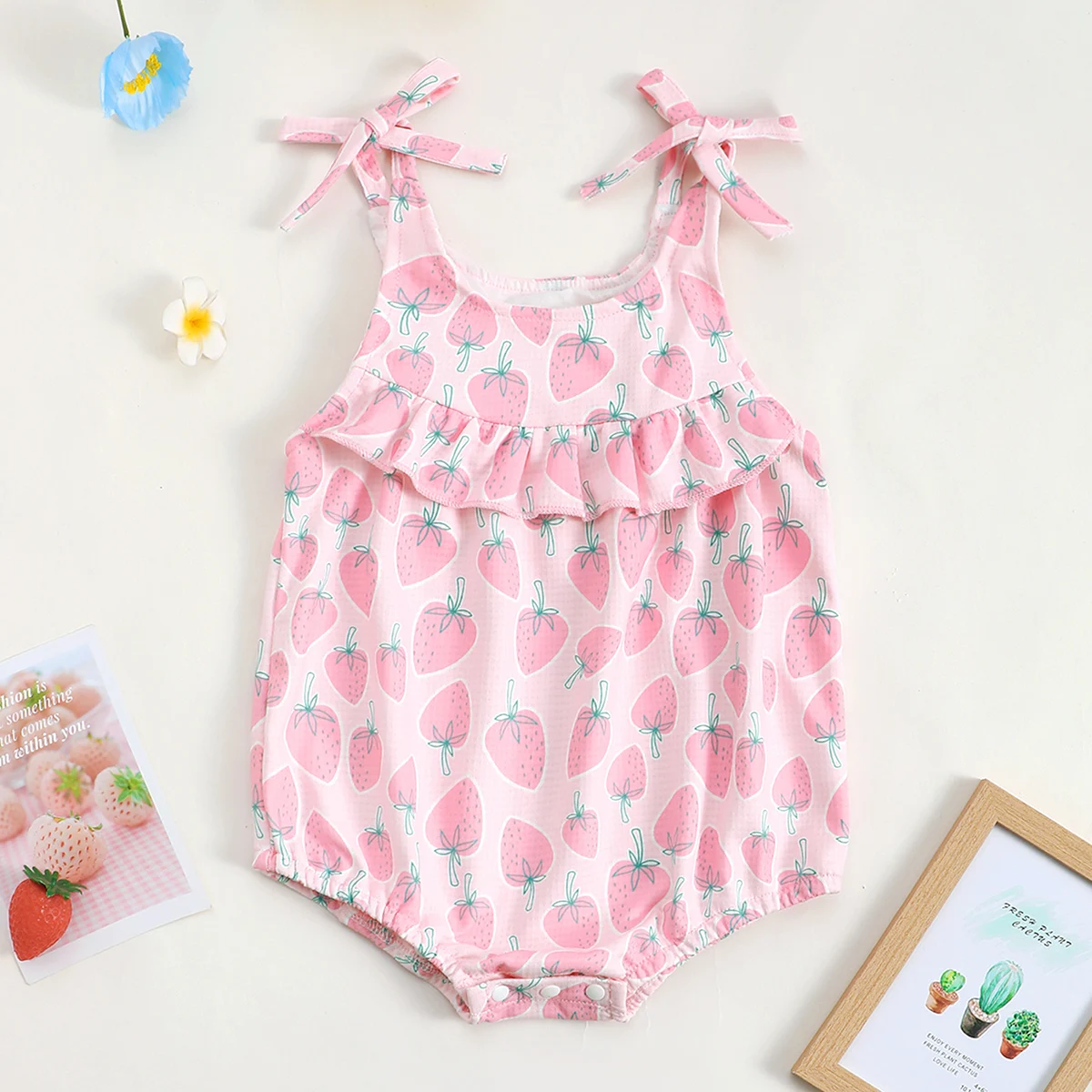 Sommer-Strampler für Babys mit rosa Erdbeer-Print, ärmellos, Dreiecksdesign, Säuglingskleidung