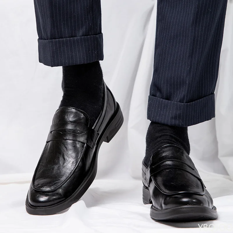 2025 männliche neue formelle Lederschuhe für Herren, Business-Hochzeitsschuh, britische trendige Schuhe mit weichen Sohlen, atmungsaktive, faule, leichte Slipper