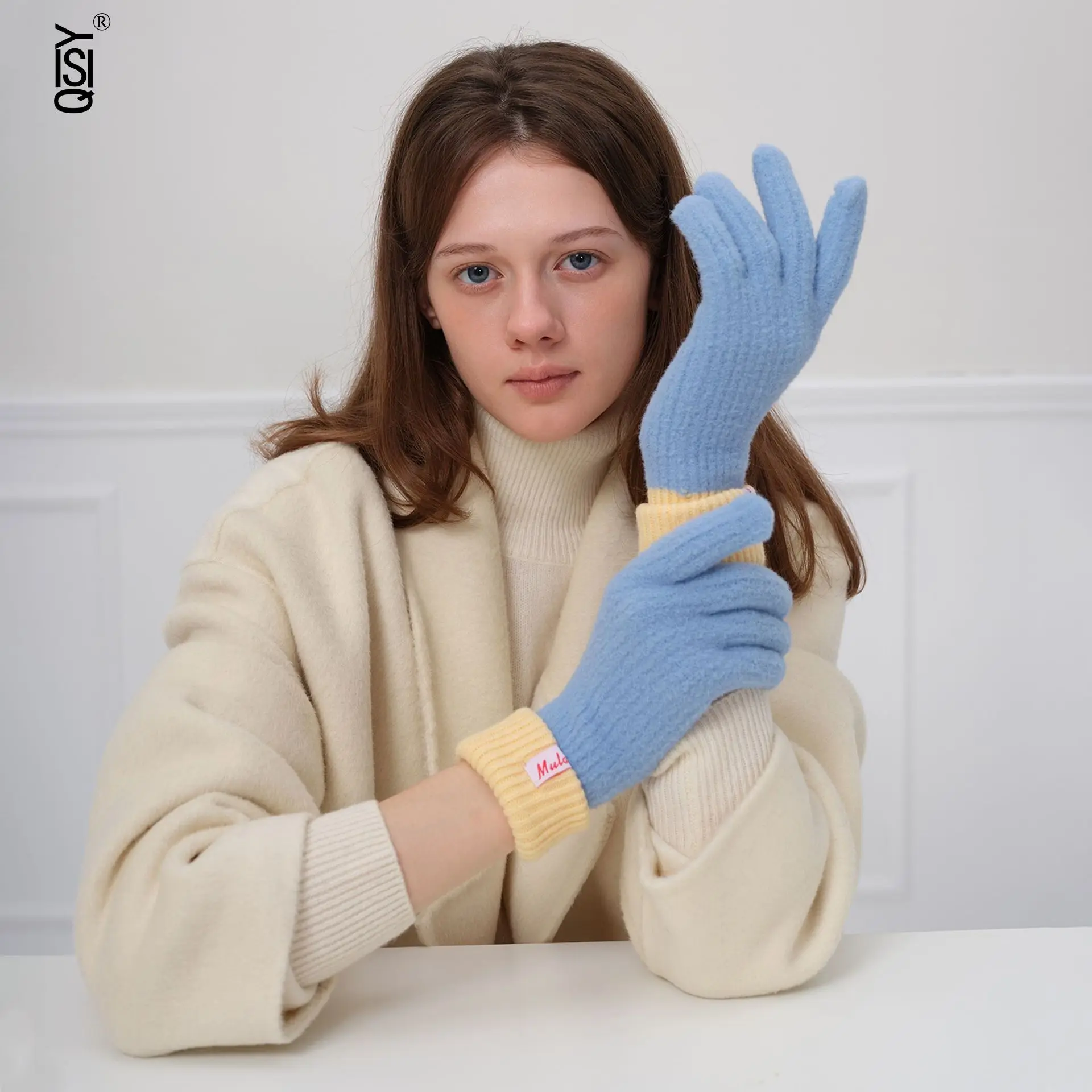 La spaccatura coreana invernale in tinta unita calda e resistente al freddo si riferisce ai guanti di lana lavorati a maglia alla moda e versatili per le donne