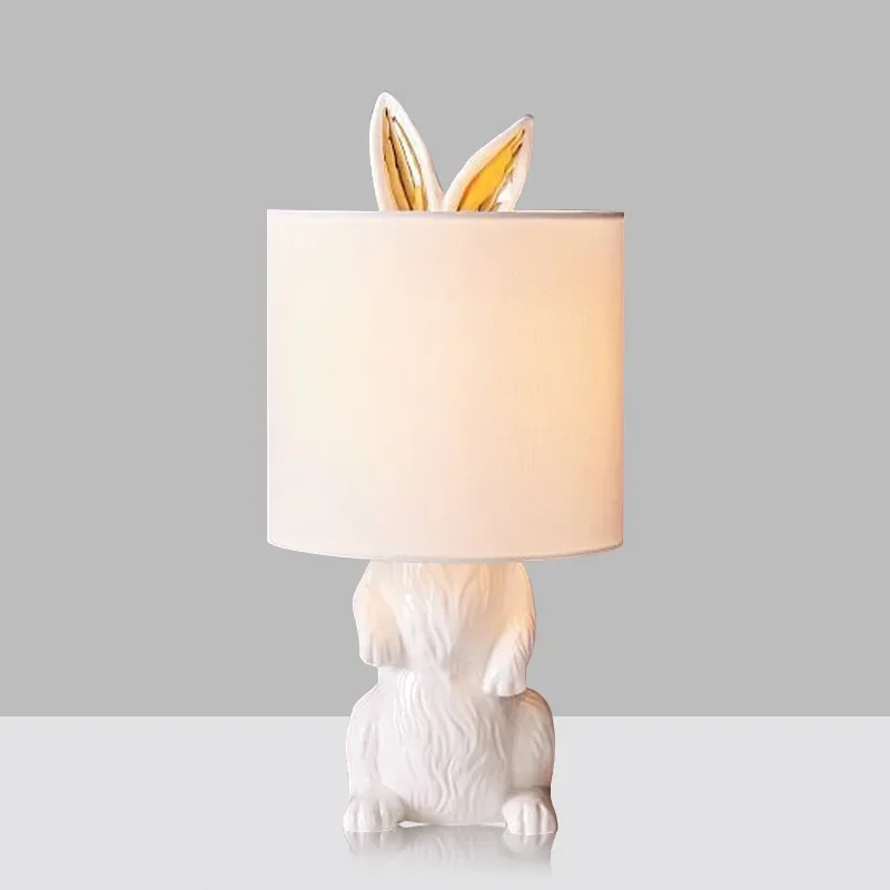 Lámpara de mesa de conejo de diseño, lámpara de mesa creativa de animales para dormitorio, mesita de noche, decoración de habitación de niños, iluminación de escritorio de resina LED