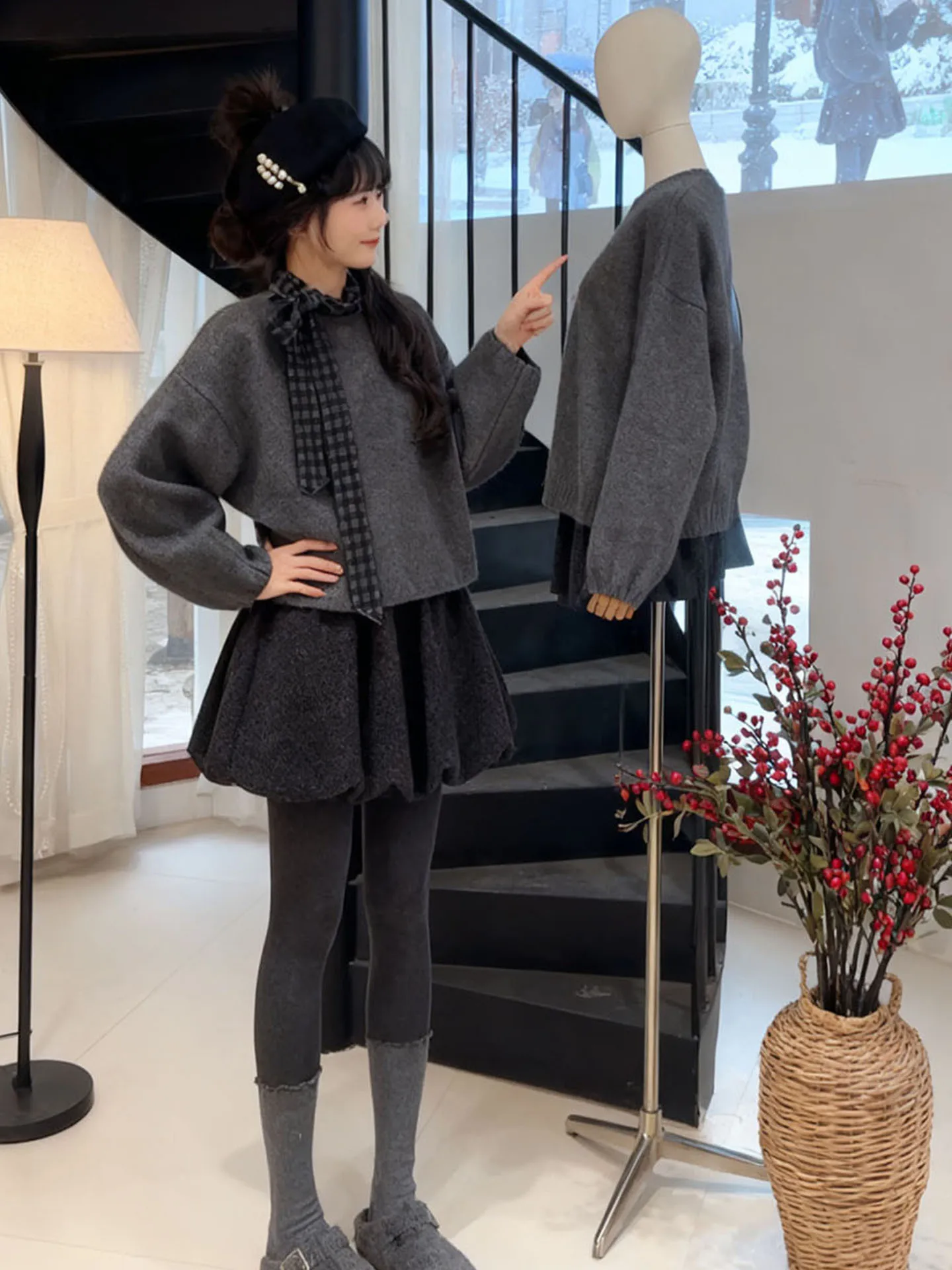 

Комплект из свитера с круглым вырезом и пышной юбки: женский модный весенний наряд в стиле Gentle Wind, с завышенной талией