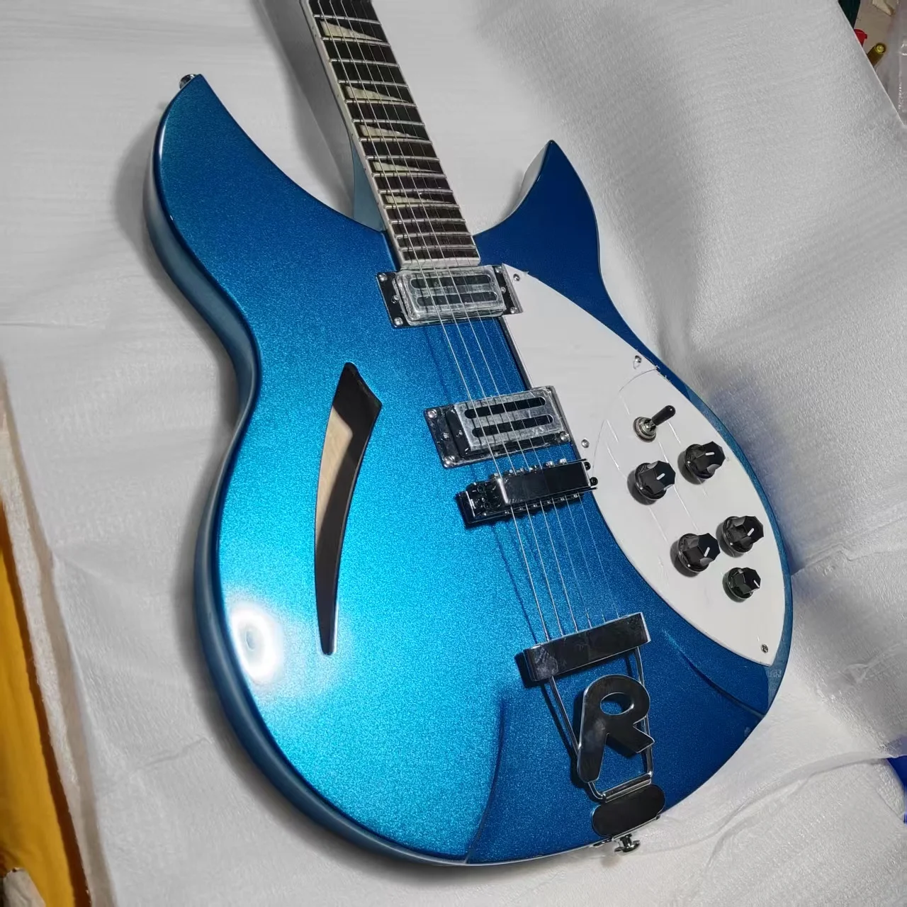 

Customized 6-string blue electric guitars from the factory are available in stock for Guitaras Electricas' professional