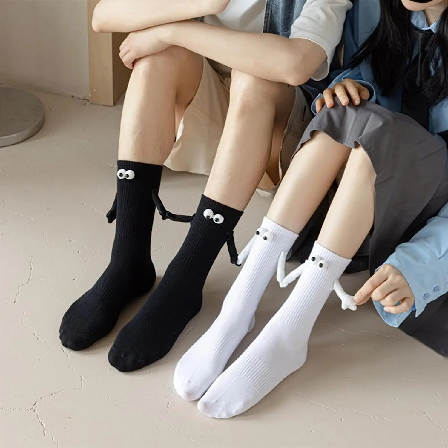 1 Pair Ins Fashion Funny Creative Magnetic Attraction Hands Black White Cartoon Eyes Couples Sox Socks