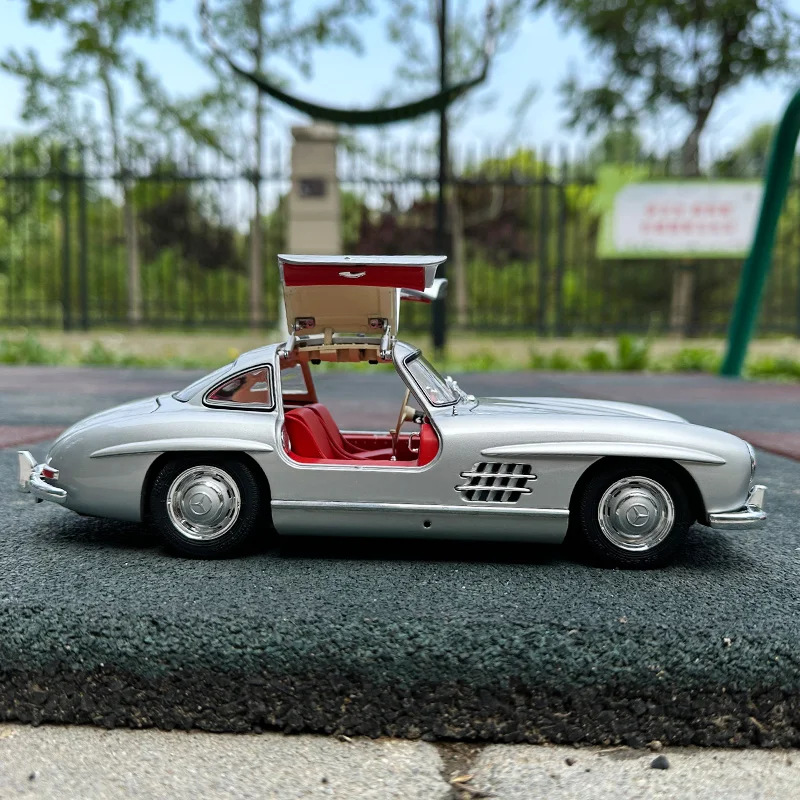 Schuco 1/18  300SL Coupe silver red interior Metal model classic car for a friend\'s birthday present