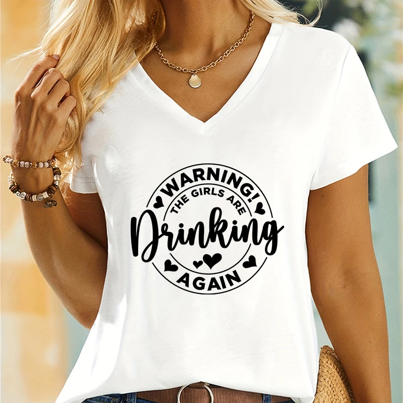 Ostrzeżenie Dziewczyny to pijące się снова Tshirt z nadrukiem Kobiety Śmieszna koszula do picia Krótki rękaw Damska koszulka Casual V-neck Ladies Top Tee