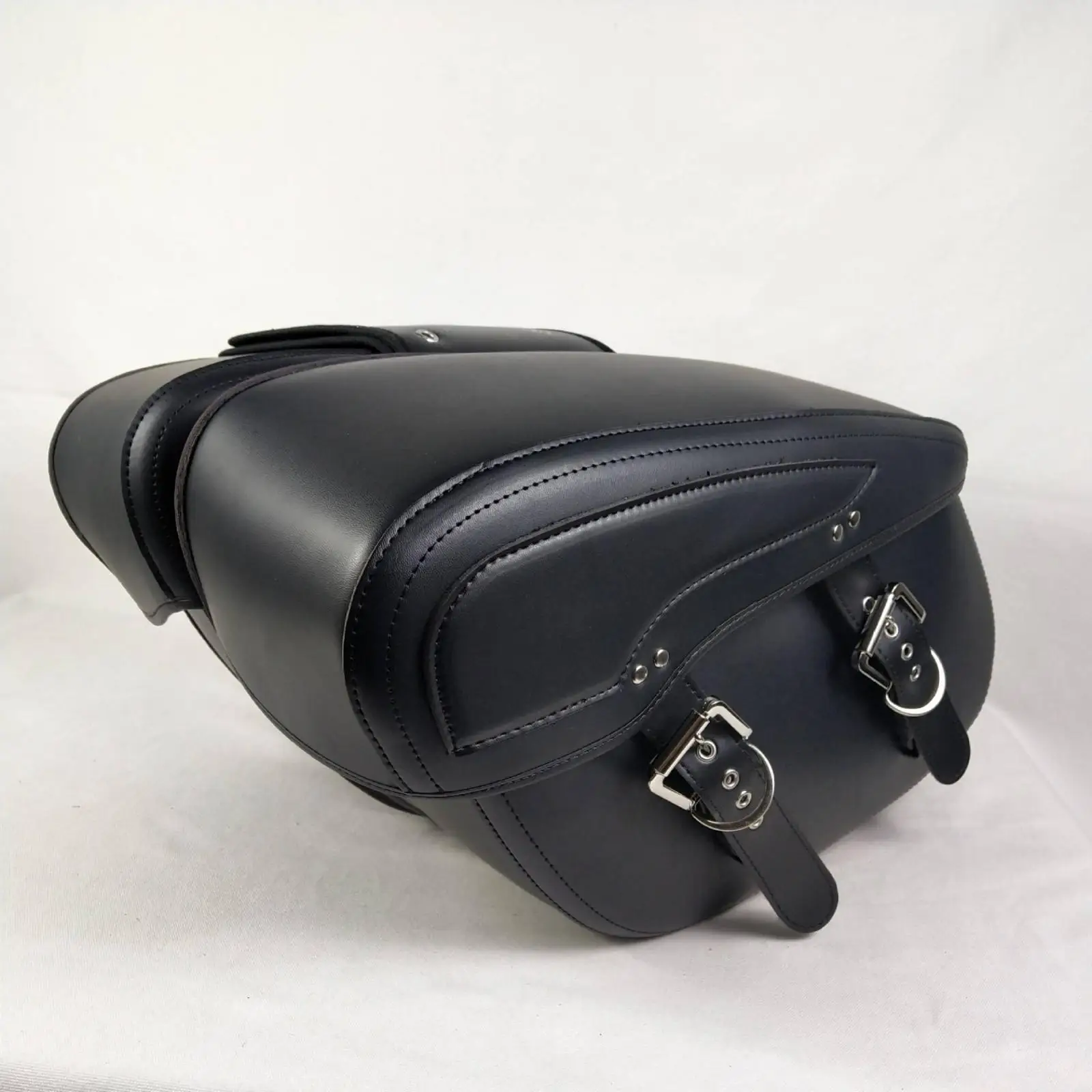 Durable Waterproof Leather Motorcycle Side Pouch Bag for Adventure Cruiser Bikes with Metal Buckle Closure