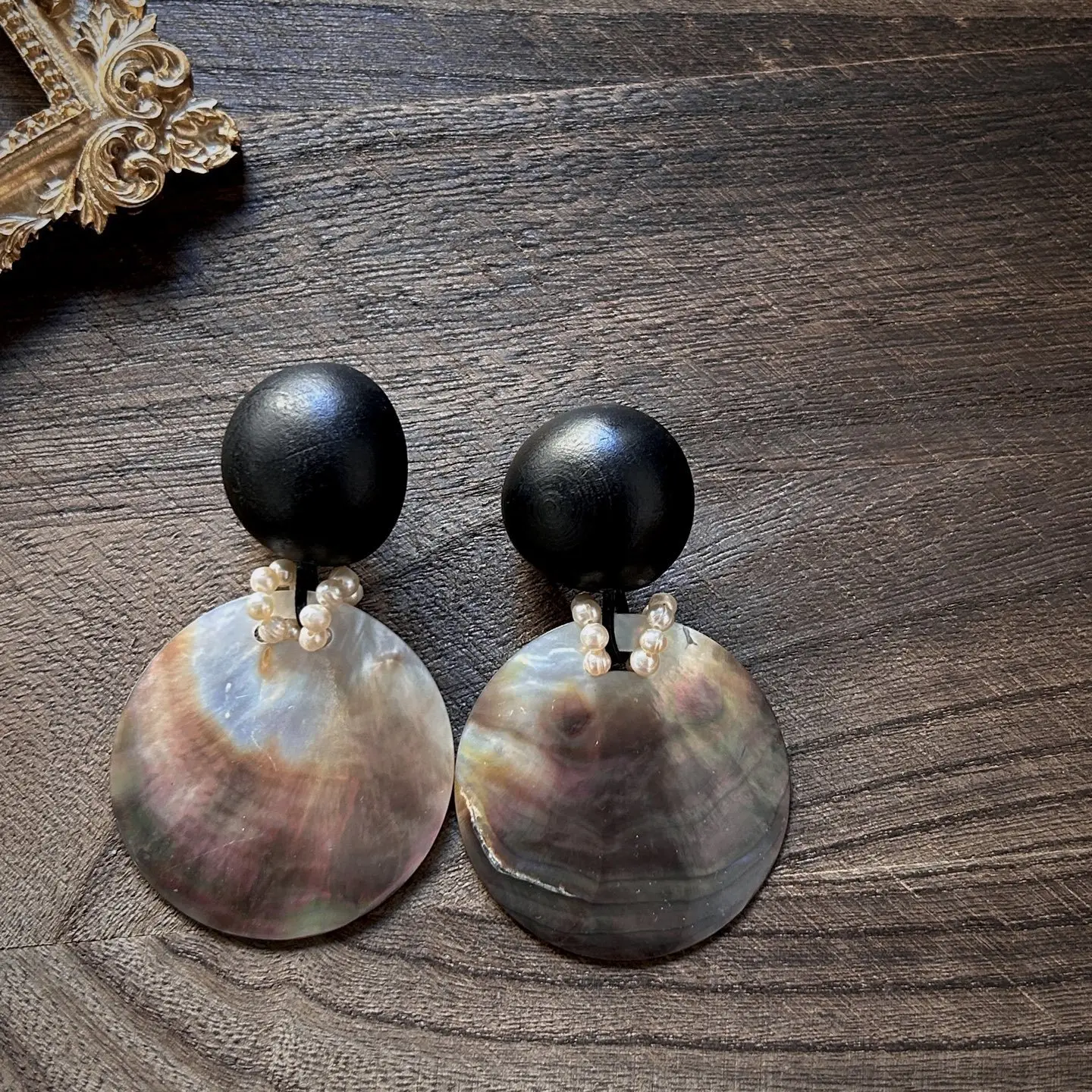 Faye Wong has the same style of flat Monies style natural freshwater pearl shell earrings, Nordic minimalist high-end earrings.