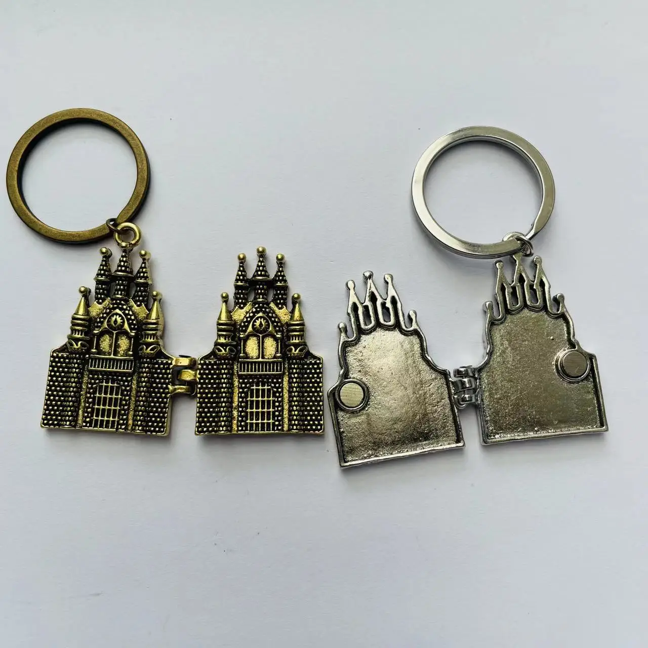 Vintage Castle Pendant Keychain Paper Box 2 Pcs Set Magic School Keyring Halloween Easter Christmas Gift Fans Collection