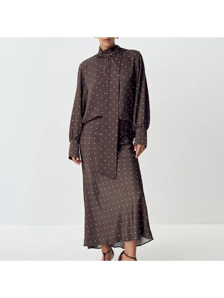 Tweedelige rokset Bedrukte stippen satijnen rokset Dames shirt met lange mouwen en vetersluiting + midi-rokset met hoge taille - afbeelding 2