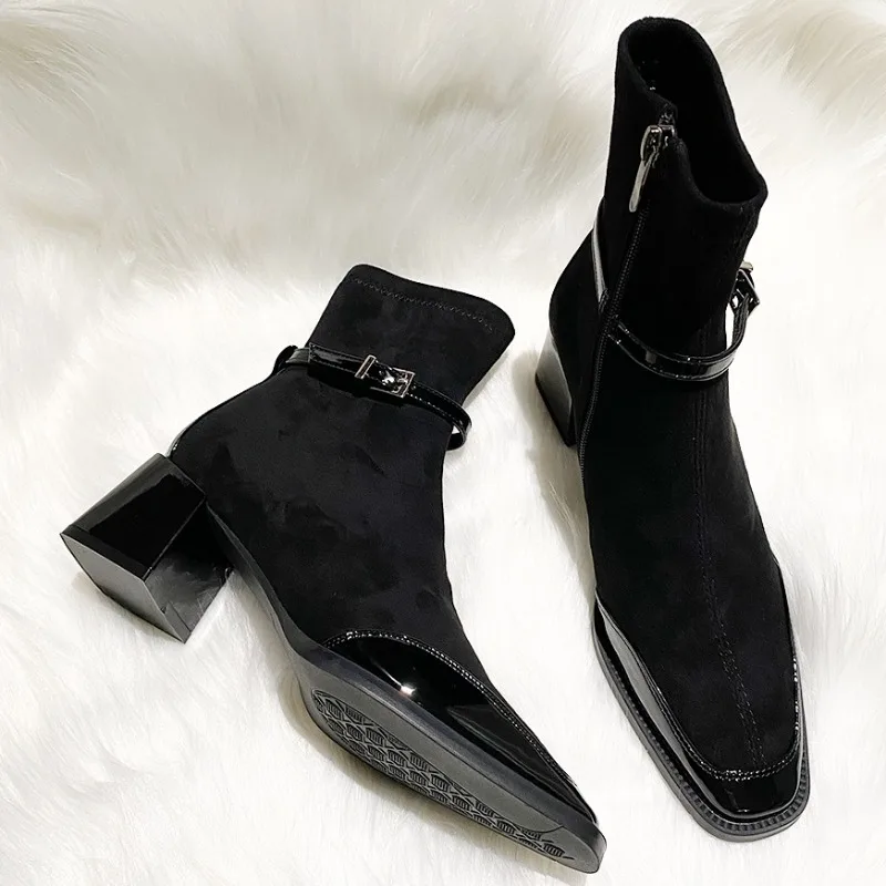 รองเท้าบูทสั้นหนังกลับแบบใหม่สำหรับฤดูใบไม้ร่วง ปี 2025 เหมาะสำหรับใส่ในบ้าน ทำงาน ช้อปปิ้ง ปากตื้น น้ำหนักเบา ทนทานต่อการสึกหรอ รองเท้าบูทเชลซี ไซส์ใหญ่