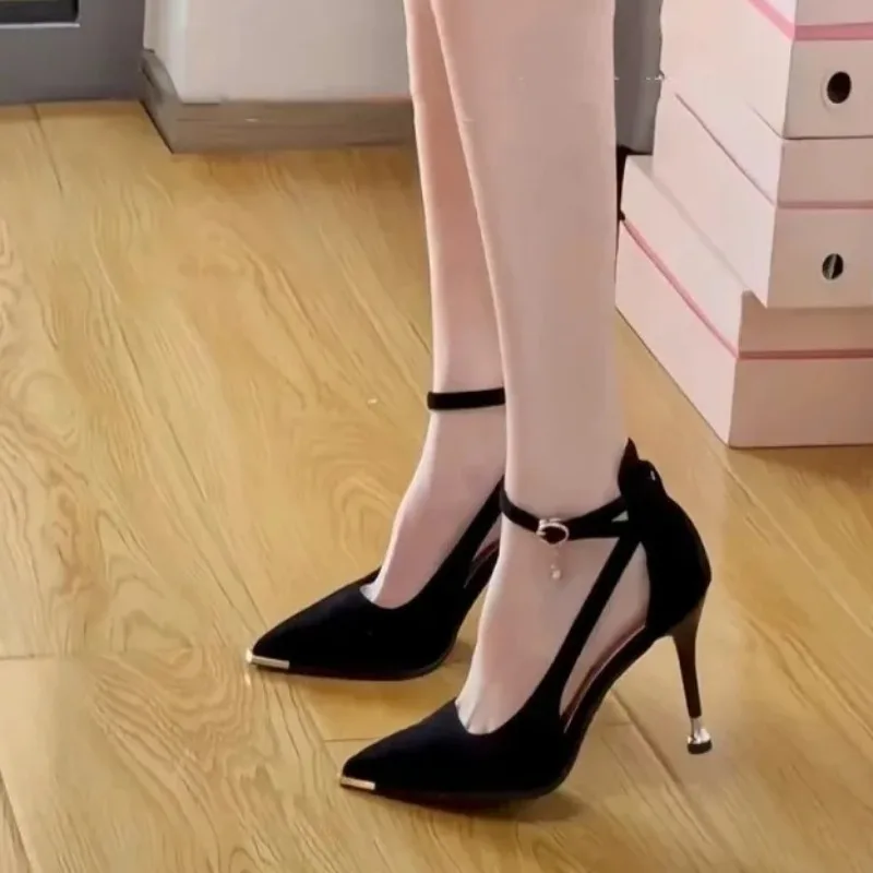 حذاء بمقدمة مدببة من جلد الغزال بإبزيم واحد غير متعب وكعب رفيع مجوف وحذاء فردي بتصميم متخصص وكعب عالٍ #1