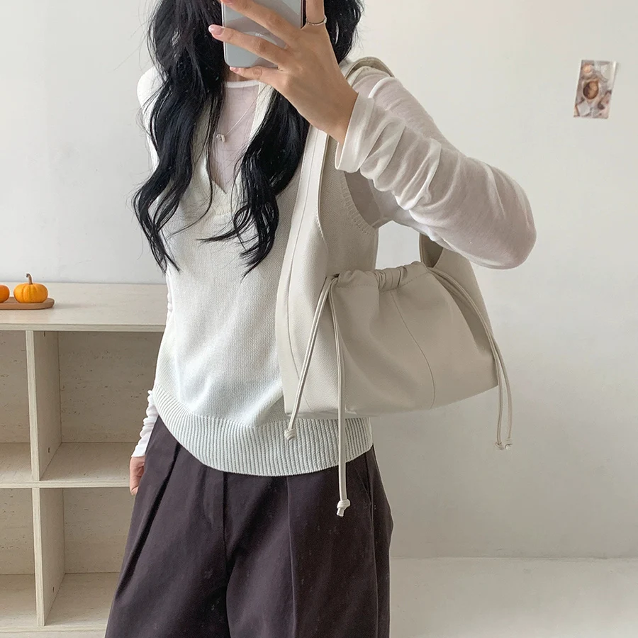 New Retro Soft Leather Drawstring Handbag For Ladies Casual Niche Design Crossbody Bag Daily Commuter Underarm Bags Solid Color