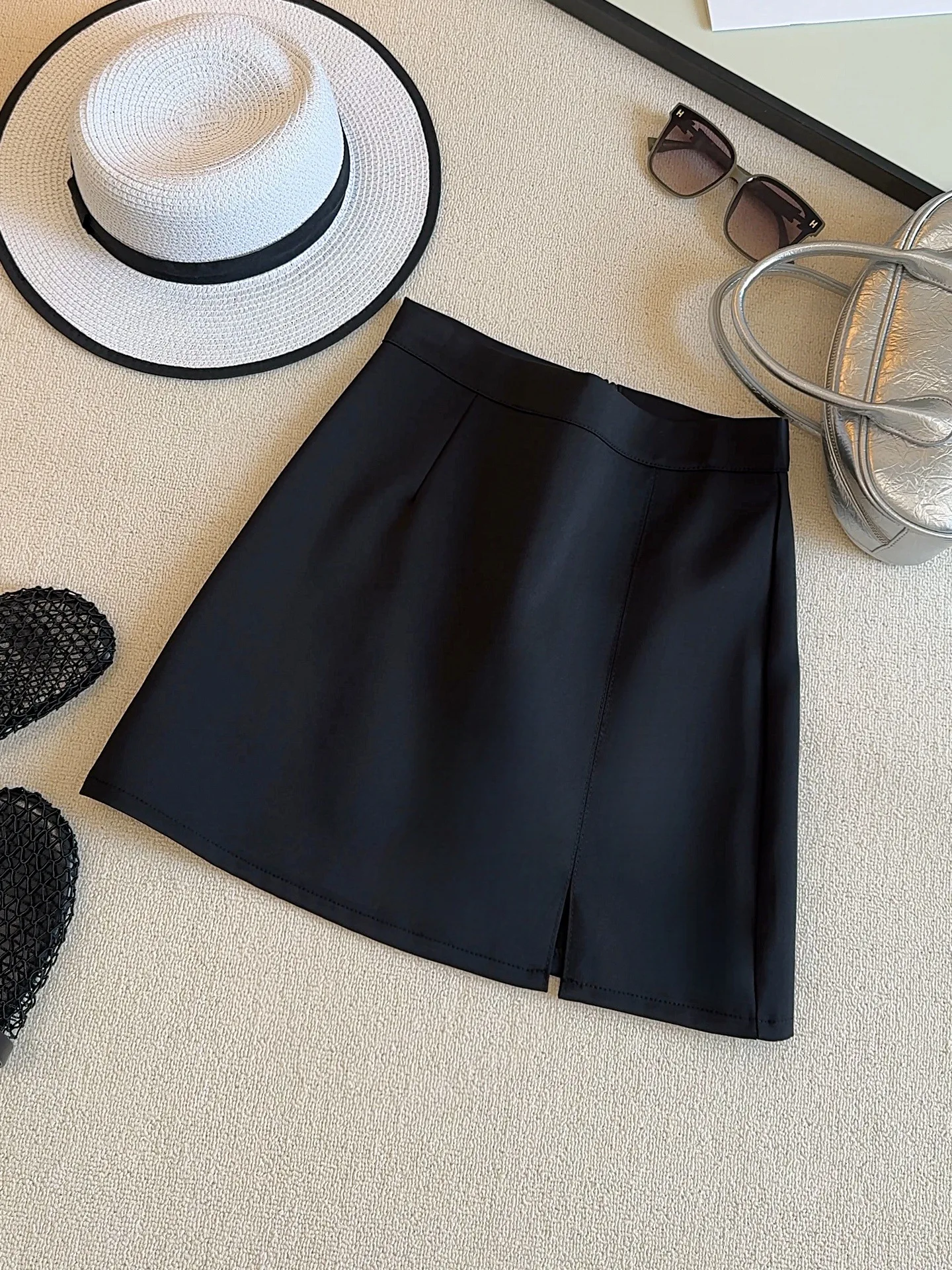 

High waisted anti glare front slit hip hugging black half skirt for women 2025 new Korean version design sense suit short skirt