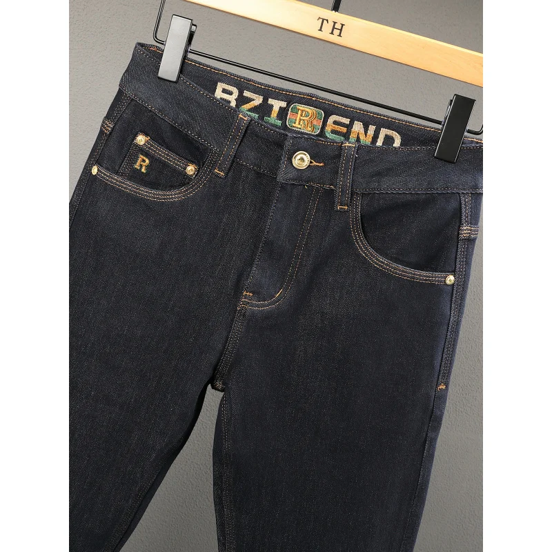 Celana jeans warna musim gugur untuk pria, bordir minimalis mewah, celana lurus kecil warna biru tua.