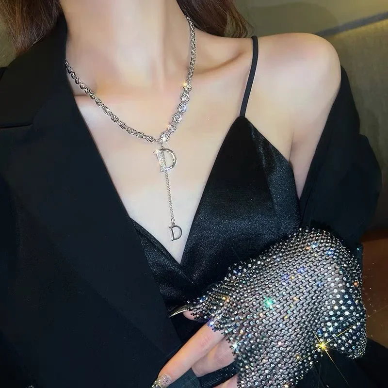 

Light luxury niche design letter D zircon necklace sweater chain female senior autumn and winter accessorie