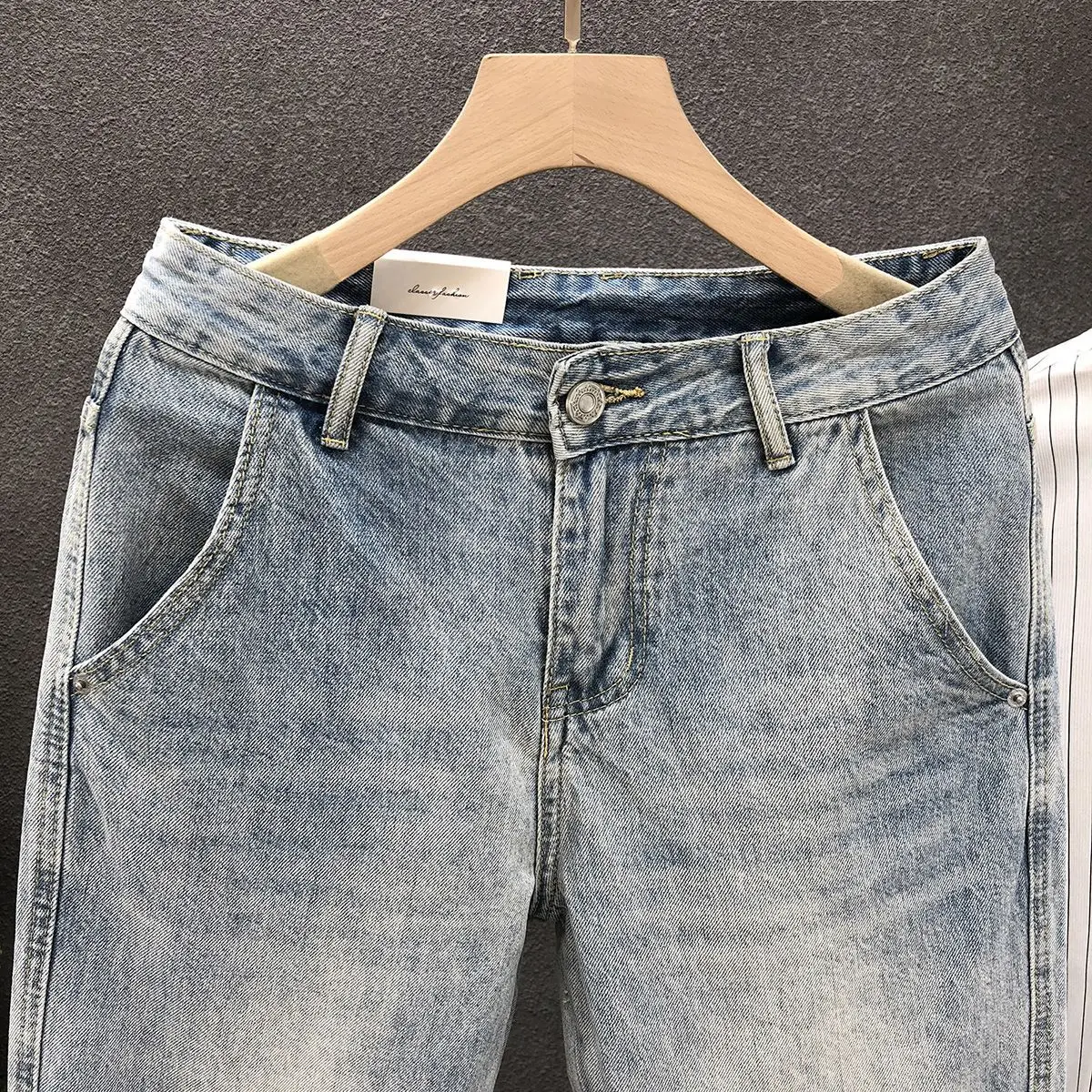 الشارع الشهير السراويل رجل الجينز الأزرق الفاتح الرجال سليم المناسب السراويل 2025 صيف جديد Vintage الرجال الراقية عارضة رقيقة السراويل