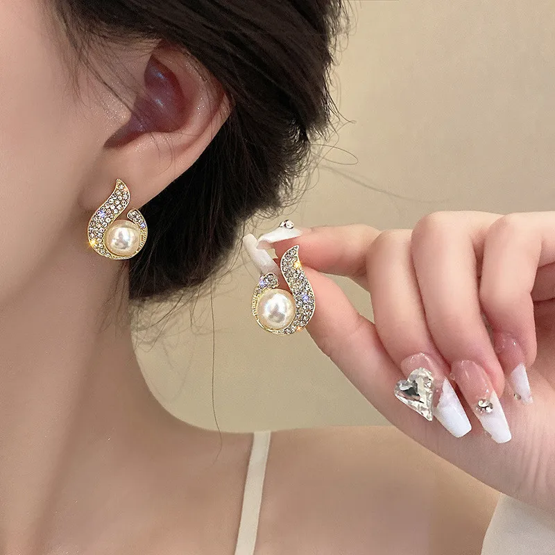 Eelgant Imiation Pearl Stud Earrings for Women Wedding Party Statement Jewelry Golden Color Trendy Crystal Waterdrop Earrings