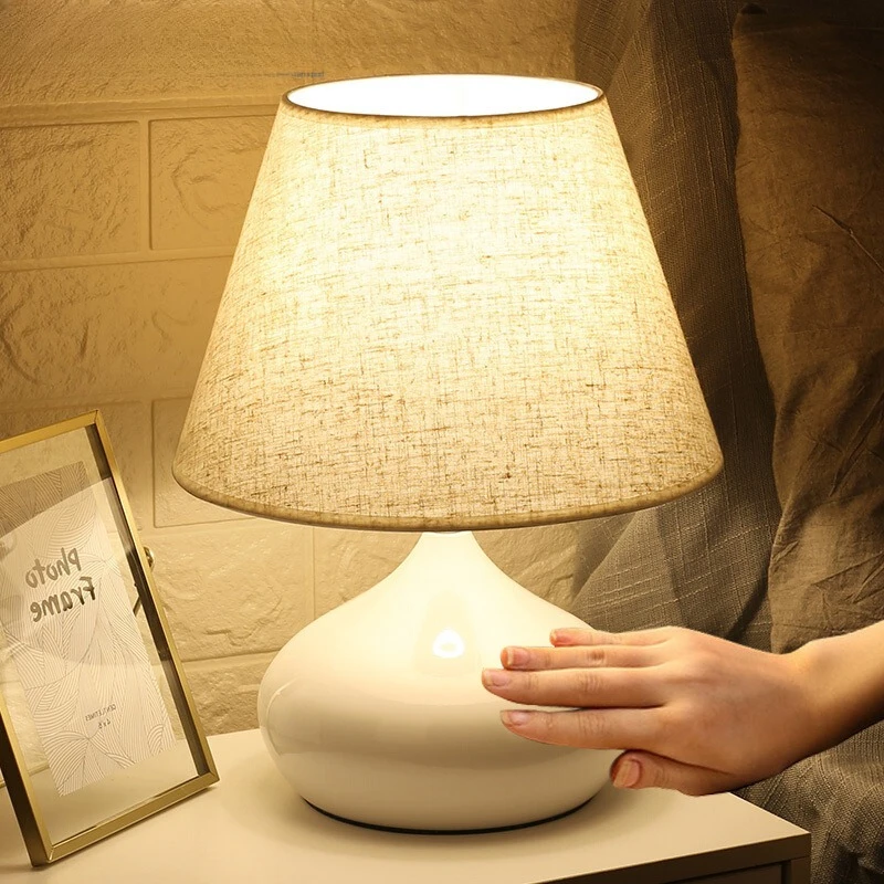 

Bedroom bedside lamp, warm master bedroom atmosphere, wedding lamp