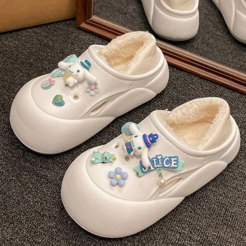 การ์ตูน Sanrio Cinnamoroll ผู้หญิงน่ารักฤดูหนาวใหม่บ้านในร่ม Plus กํามะหยี่อบอุ่นลื่นสวมใส่กระเป๋าส้นรองเท้าแตะผ้าฝ้าย