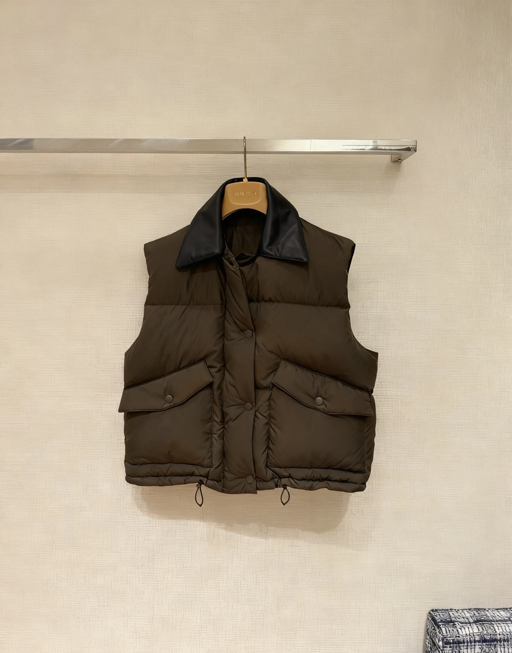 

2025 Women's Dark Brown Puffer Vest Leather Collar Quilted Warm Sleeveless Down Gilet Adjustable Waist Winter Outerwear