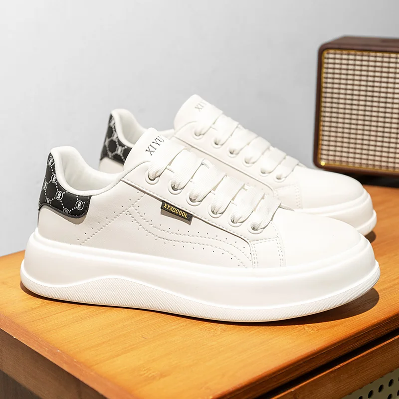 Męskie białe sneakersy na jesień 2025 - oddychające buty codzienne, styl dla par, modne i najlepiej sprzedające się