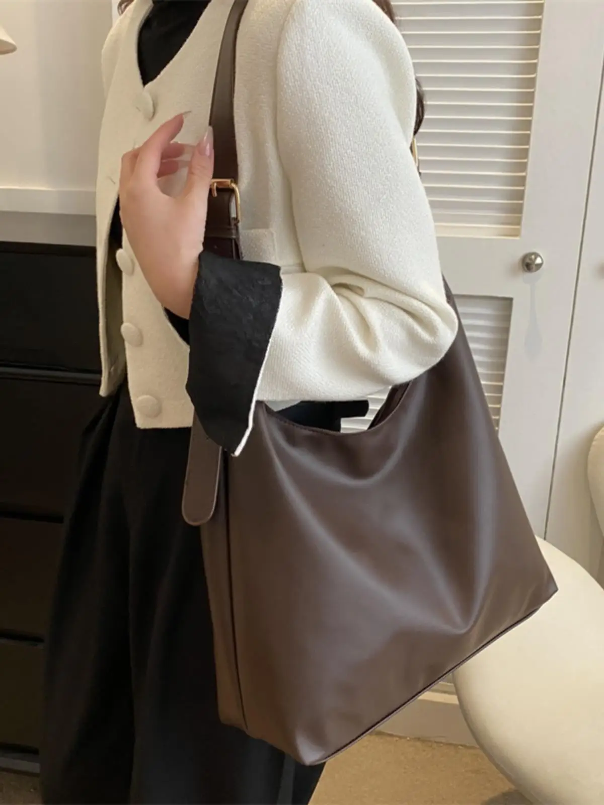 bolsa-tote-fena-ande-e-estilosa-2025-bolsa-de-ombro-Unica-para-cras-e-deslocamentos-bolsa-de-axila