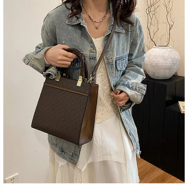 

Stylish Ladies Messenger Bag Made Of Star-Printed Leather Boasting Switzerland Casual Vintage Spacious Soft Daily Look