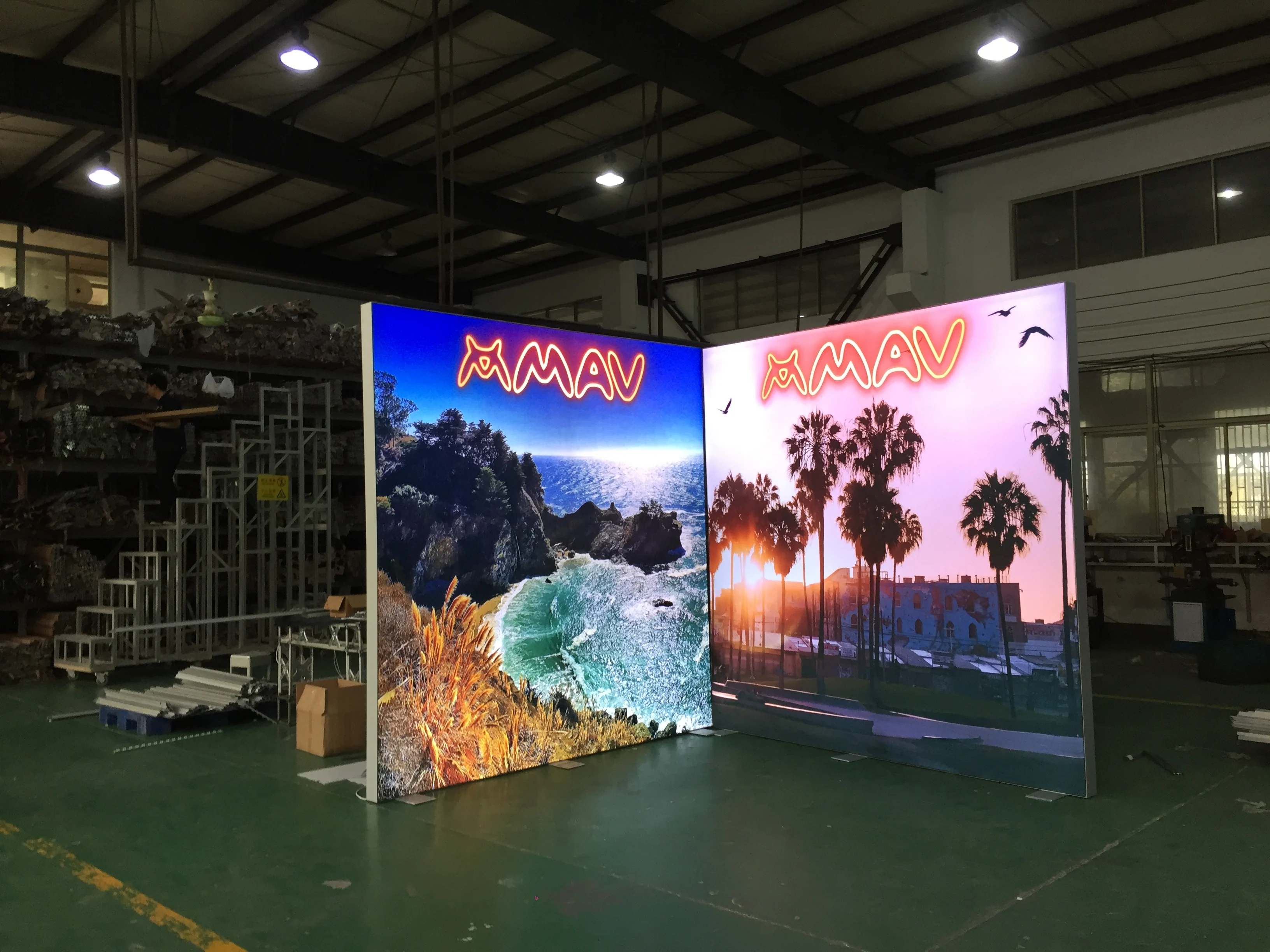 Anime Expo 20x30 Idee personalizzate per cabine per esposizioni commerciali con accattivante espositore a LED retroilluminato e portaoggetti