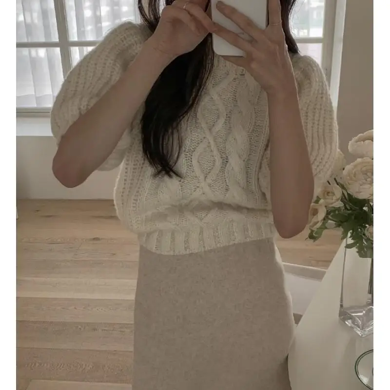The New Soft and Sweet Retro Fried Dough Twists Round-neck Puff-sleeve Mid-sleeve Sweater Top