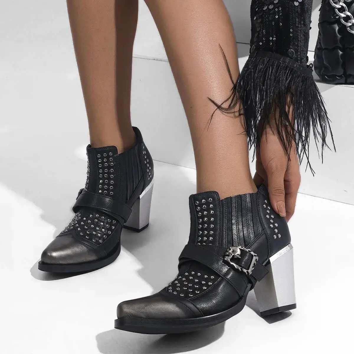 Stivali corti unisex con tacco alto da donna con rivetti lucidi Tacchi alti robusti Scarpe in pelle alla moda con punta quadrata piccola