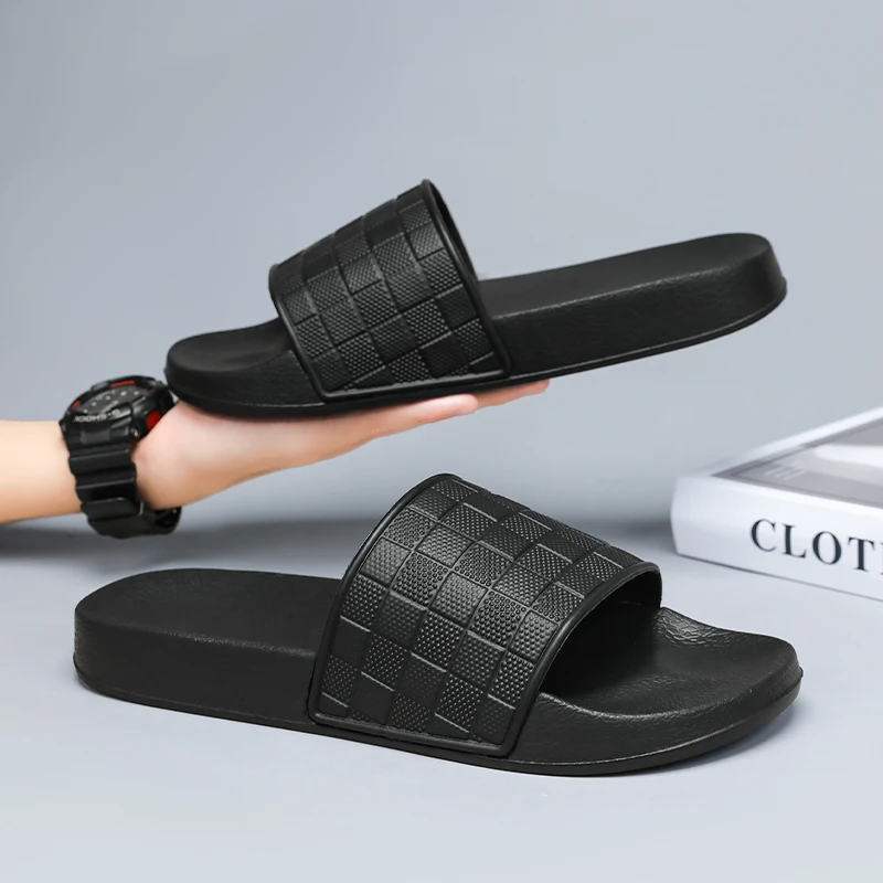 

Мужские шлепанцы 2026: Новые летние уличные повседневные пляжные тапочки с защитой от скольжения и запаха, в клетку, большие размеры до 48